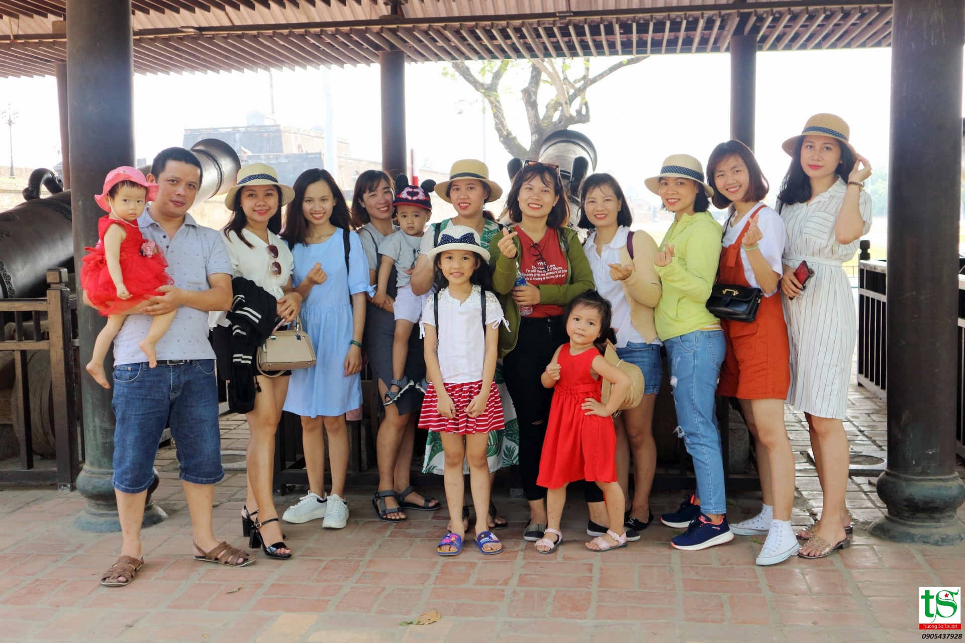 nhung-du-khach-cua-tour-da-nang-hue-mot-ngay