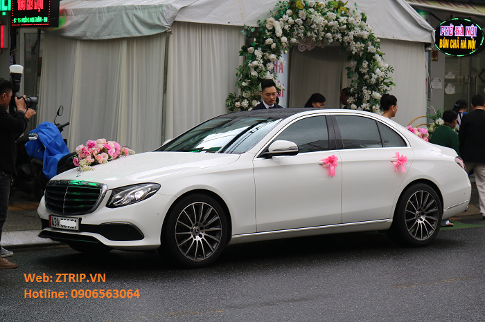 thue-xe-cuoi-mercedes-benz-e200-ruoc-dau-tai-da-nang-(1)