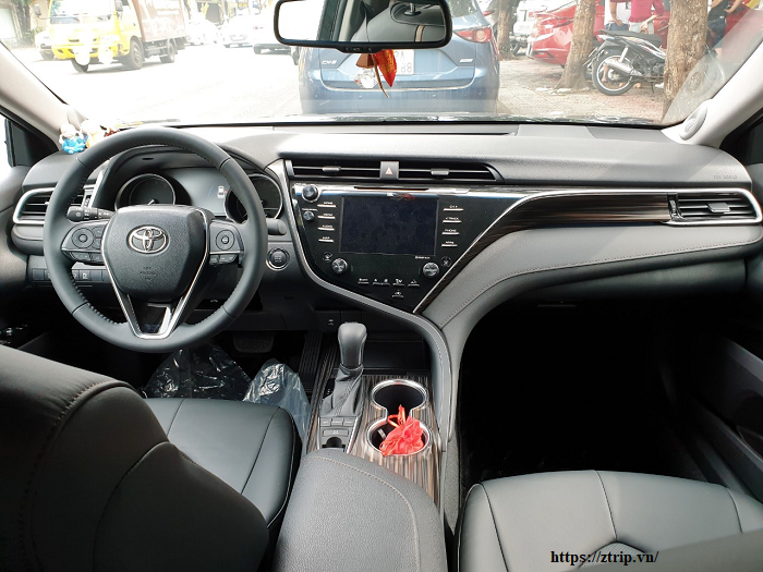 xe-toyota-camry-don-tien-san-bay-da-nang%20(2)